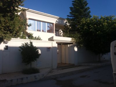 Cité Ennouzha, vente d'une villa deux Etages avec deux studio