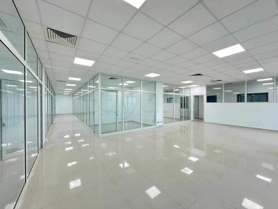 A louer plateau 620 m² en 12 pièces Charguia 2