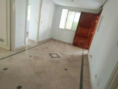 Ennasr 2; Bureau H+2 avec une façade sur l'Av Hedi Nouira