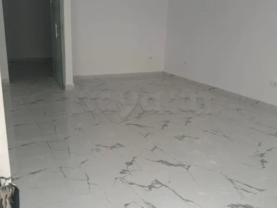 Local commercial de 100m2 + 40 m2 terrasse avec entrée indépendante idéal pour des bureaux