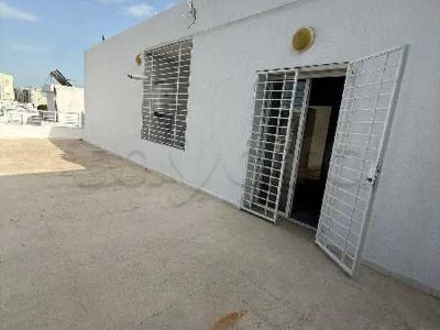 Ennasr côté lycée ; Un 2ème étage de villa S+3 avec terrasse