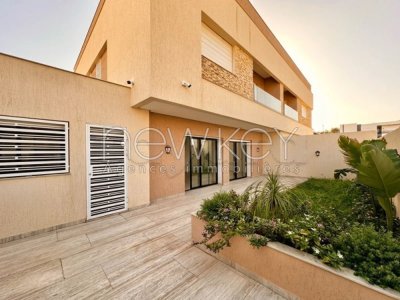 Belle Villa S+5 à louer à La Soukra