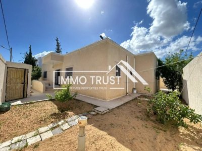 Villa S+3 avec jardin à La Soukra .