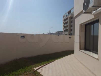 A louer à Ennasr 2 appart. Lumineux avec jardin