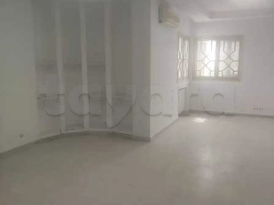 société . école privée 
A louer une grande villa 
     Ghazela ariana