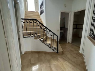 🏠 Ennasr 2 ; à LOUER ETAGE de VILLA S+3 bien situé 🏠