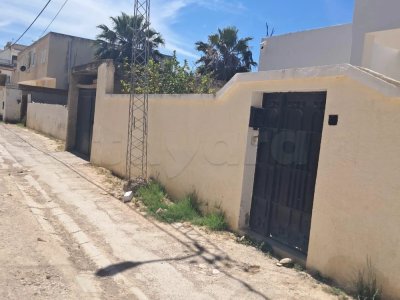 Maison à vendre à La Soukra – Emplacement calme et stratégique