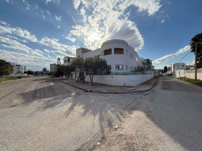 villa  divisée en plusieurs appartements "pieds dans l'eau" à Mahdia
