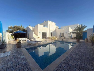 villa avec piscine à vendre prés de marina houmt souk Djerba