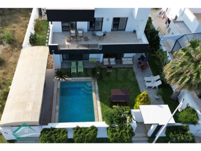 Villa S+5 Haut Standing avec piscine  1 ère position Beni Khiar
