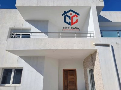 A Vendre : Une grande villa sur deux niveaux à Mhedhba Nabeul à 100 m de la route principale.