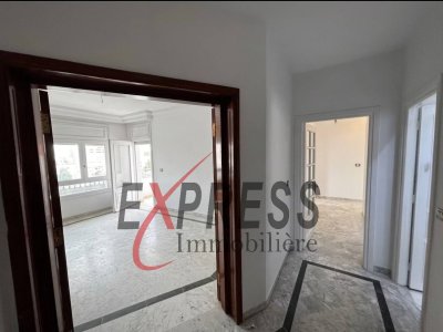 Location Appart. 4 pièces à Cite Ennasr 1 (Ariana Ville) - Appart s3 avec cellier et place parking