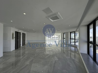 Location Appart. 3 pièces à Berge Du Lac (La Marsa) - Local commercial avec vitrine au lac