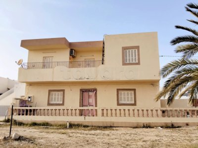منزل للبيع مطل على البحر بالشرقي قرقنة
