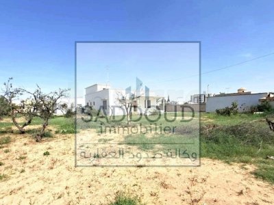 À vendre terrain avec une ancienne villa à Route Manzel chaker km 3.5