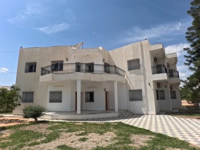 Villa spacieuse à louer pour école privée