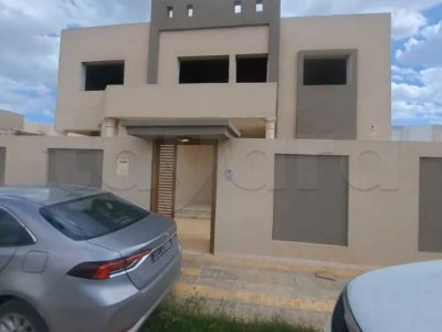à vendre une villa a deux niveaux (premier étage inachevé). route sidi Mansour km 8.5