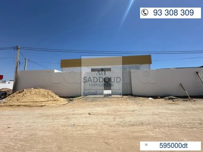 📍 Entrepôt à vendre – Route Matar Km 8.5   (à 100 m à droite de la route principale)