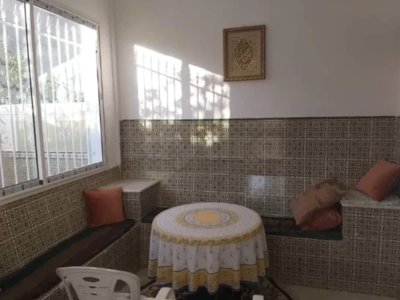 À louer par #jour S1 meublé + garage pour voiture à sousse ville près de gazarna sousse et clinique yosr et prés de tout commodité num : 58 770 620 للكراء باليوم استديو بسوسة بجانب مصحة اليسر و بجانب الاكاديمية العسكرية . الرقم: 58770620 whatapp; +2162699