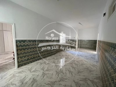 Spacieux bureau rénové à louer à Trocadéro au 2ème étage