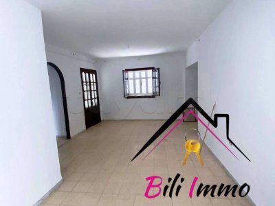 Un étage de villa s+3 à chott mariem