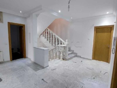 A louer a Sousse souviva une villa s4 avec jardin et entrée voiture prix: 2800dt tlph 97517614mouna