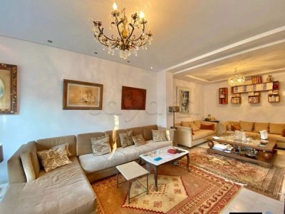 À vendre  une maison  plain-pied avec un jardin 🪴 piscinable Villa jumelée d’un seul côté.. 
Carthage dermech