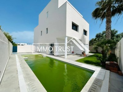Villa S+4 avec jardin et piscine à La Marsa .