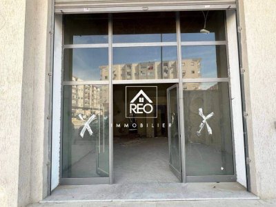 À LOUER : Un local commercial bénéficiant d’un emplacement stratégique de premier choix au cœur de Cité LWahat.