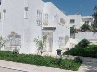 À vendre superbe villa en S+5  avec jardin terrasse piscine garage