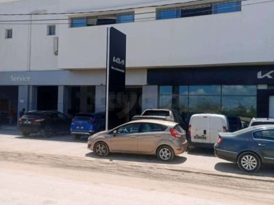 A louer un dépôt 350m² bien aménager pour toute activité commerciale ou industrielle Exemple mécanique Auto ce trouve à rue charles de Gaul à 200m du maison Kia la Marsa
