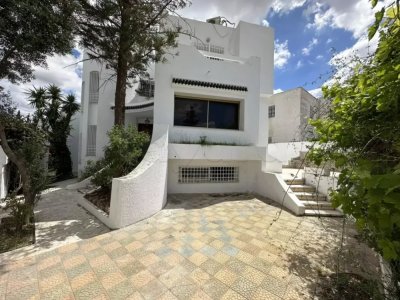 Villa S+7 à Menzah 9A sur artère principale
