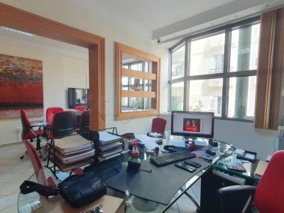 A vendre bureau   Hall + 3 à Belvédère Tunis