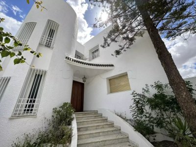 Villa S+7 à Menzah 9 sur artère principale
