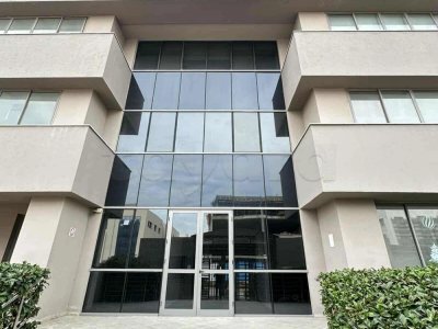 A louer Immeuble R3 HST 3700 m² au Lac 3