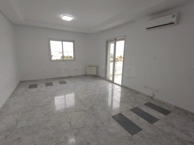 A Vendre un S+3 avec parking et cellier à Jardins de Carthage