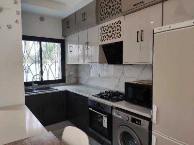🔥 À vendre – R.D.C d'une villa neuve moderne 110 m² – Quartier calme 🔥
📍 Située dans un quartier résidentiel très recherché à 150 m de la plage.
✔️ S+2 avec ENTRÉE INDÉPENDANTE.
✔️ Grand salon + salle à manger lumineux
✔️ Cuisine américaine
✔️ 2 chambres
