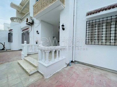 Rez-de-chaussée de villa s+3 avec  jardin à la Marsa