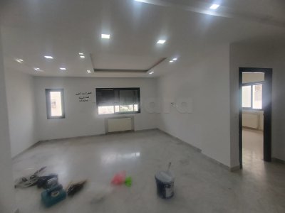 A louer un étage (S+3) au 1er étage d'une villa
