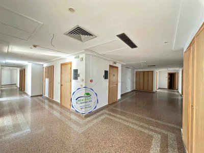 A louer Plateau 550 m²  en 15 pièces au Lac 1