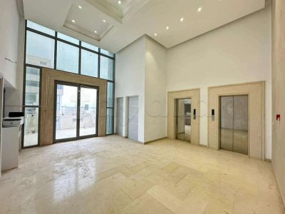 A louer immeuble HST 2300 m² en open space au Kram