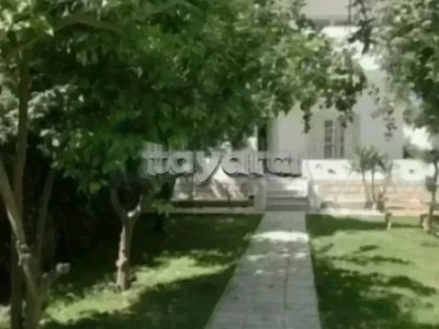 Entre Carthage Byrsa et Carthage Salambo sur l’Avenue principale Habib Bourguiba : A Vendre Villa sur deux niveaux séparés