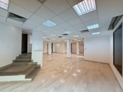 Bureau 180m² au rdc excellente visibilité au Lac 1