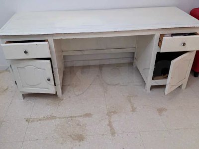 Chambre complète en bois massif + bureau – bon état
أو: Lit + table de nuit + bureau en bois – occasion propre