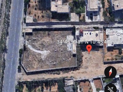 Terrain à vendre a Sfax route de Tunis  km 2.5 bénéficie d'un bon emplacement et d’une superficie de 561 m², idéalement situé dans un environnement calme et résidentiel possibilité de bâtir une villa