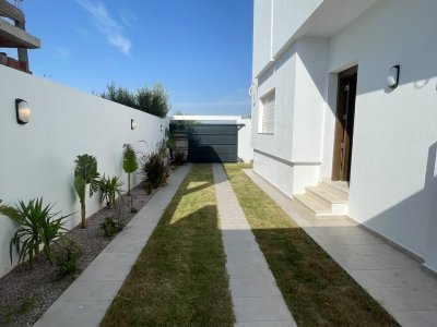 À VENDRE  – Belle villa s+4  96693677 Située dans un quartier calme et agréable à mounchar Hammamet.